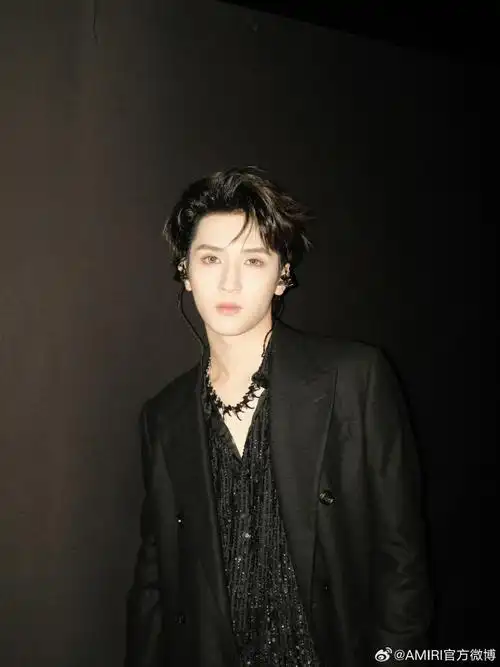 时代少年团-严浩翔身着amiri 2023秋冬系列黑色西服,内搭刺绣亮片