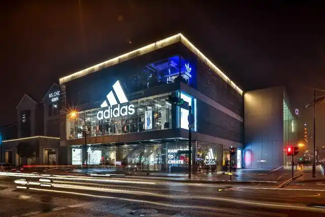 阿迪达斯杭州in77城市品牌中心夜晚门店全景