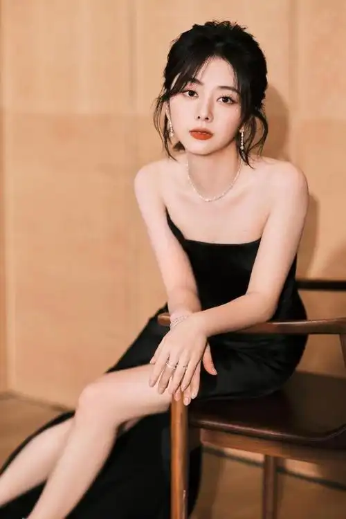 谭松韵一袭黑色缎面抹胸裙配上锁骨链优雅华贵