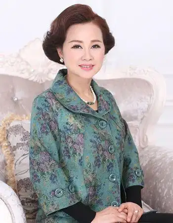 时下较流行的50岁中老年女士烫发发型时尚又端庄