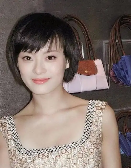 一股轻盈灵动的气息,眼神明亮,嘴角微微上扬,露出一排洁白整齐的牙齿