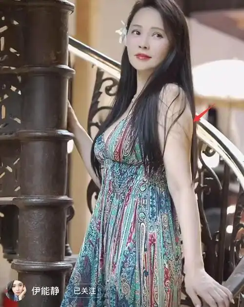 4月29日,伊能静更新视频晒出自己在玩的时候拍到的漂亮照片.