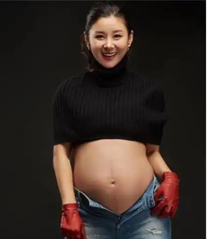 李小萌晒二胎孕肚照肚子那么大还穿高跟鞋老公贴身拥抱好虐狗