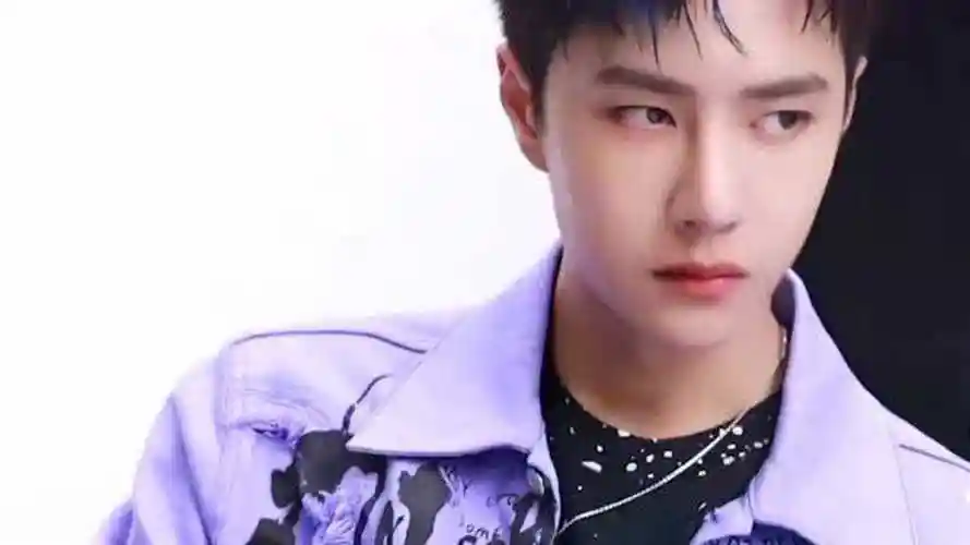 这就是街舞3王一博拍摄花絮来袭王一博设计感十足的墨点黑t配上流苏