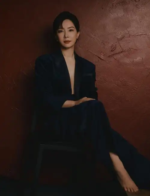 陈数真空西装好飒##陈数红墙复古大片