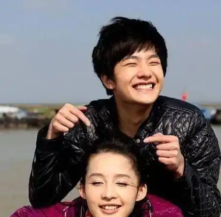 李沁删除单身声明,疑似与杨洋复合?