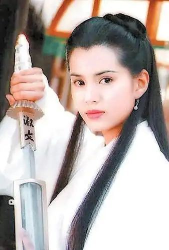 "小龙女"李若彤大晒美照,翦水秋瞳成为回忆,双眼皮破坏美感