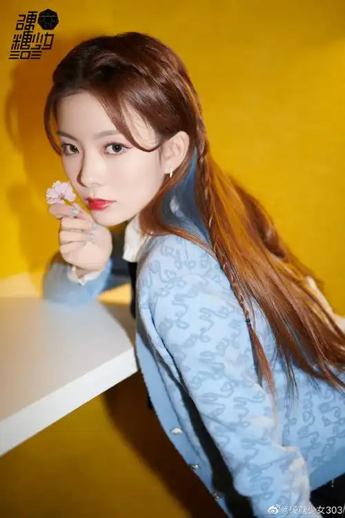 陈卓璇淡蓝编发造型