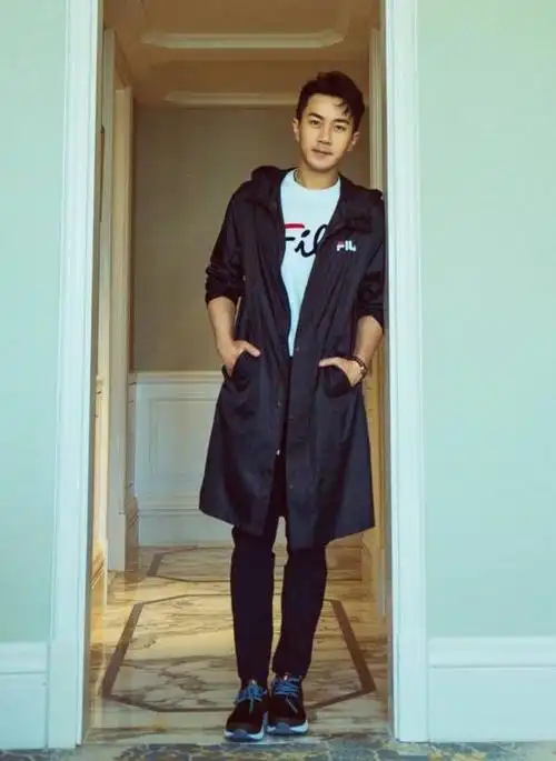 王凯晒照打扮好年轻呀跟刘恺威不相上下了