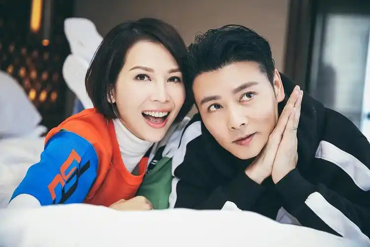 张晋蔡少芬结婚11年参加节目仍穿夫妻装秀恩爱默契造型可真甜