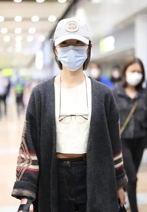 万茜|开衫短上衣秀纤腰魅力时髦机场照