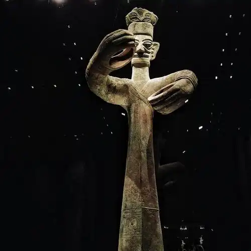 神秘的三星堆青铜大立人,其手握之物是什么?隐藏了什么秘密?