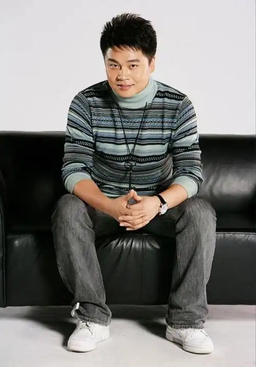 沈涛从浙江走出来的主持人凭王牌走红娶圈外妻子当成宝