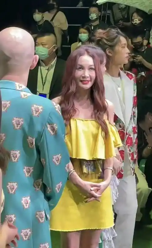 温碧霞在香港街头被拍脸凹凸不平生图老态尽显快60岁的奶奶扮少女不假