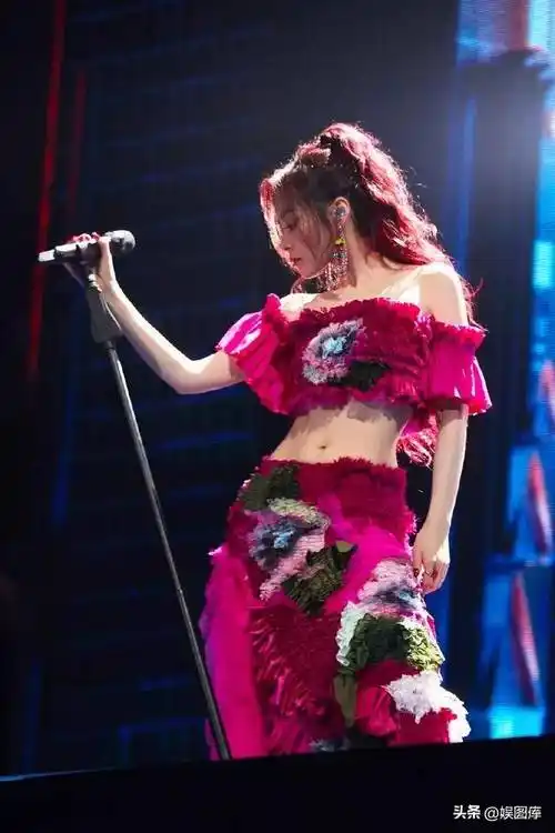 张靓颖重庆演唱会造型一袭玫红色一字肩露腰长裙套装明艳动人