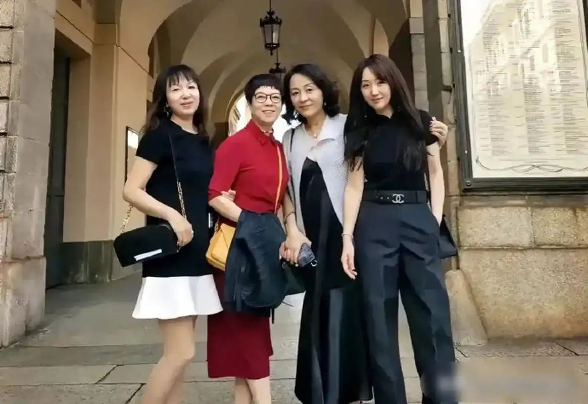 杨钰莹和她的同学合影,这个差别太明显了,感觉更像祖孙,仅仅是因为没