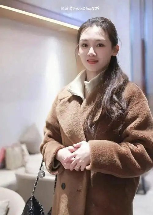 网友郑恺老婆苗苗颜值不输女明星
