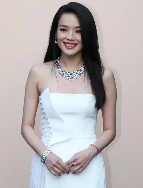 舒淇穿黄裙身材凹凸有致 妆容大气浓烈眼神温柔_时尚_艺术_展现