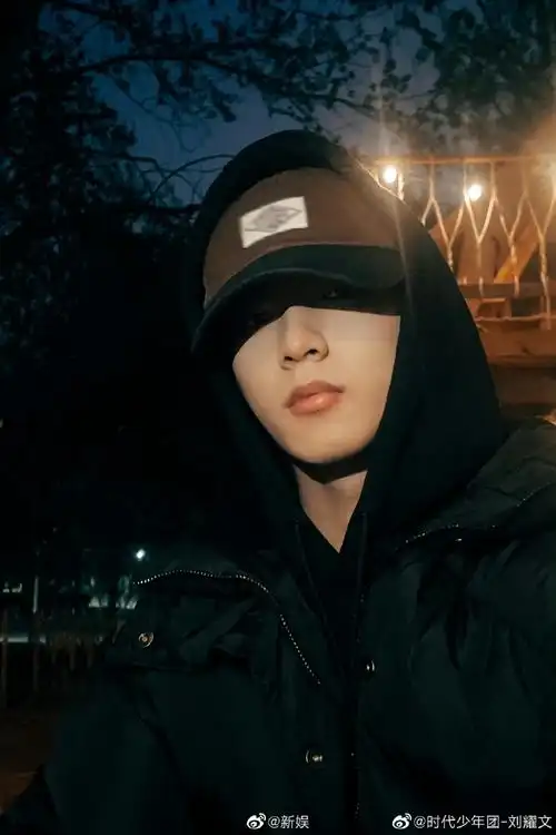 刘耀文夜色侧颜随拍##新娱