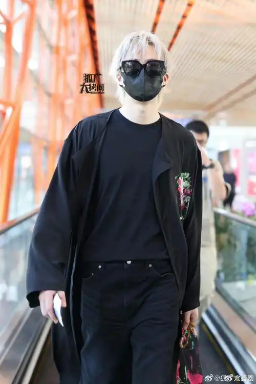 刘宇宁串儿不离手##刘宇宁北京机场路透图