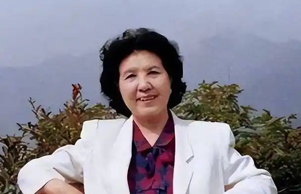 她是新中国首任女省委书记,54岁拿律师执照,一生未婚,今年93岁