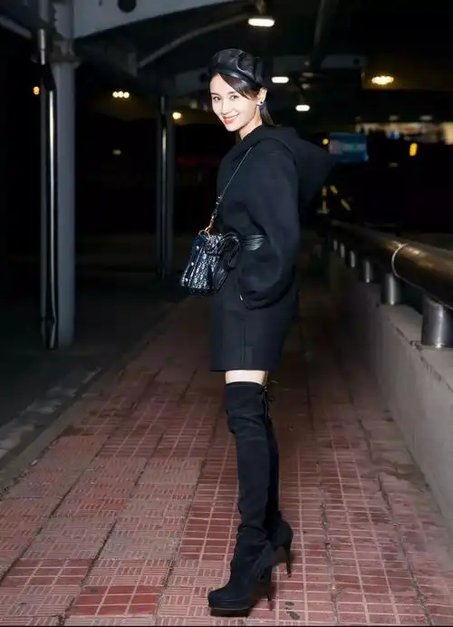时装周王子文大玩长筒靴优雅精致赴巴黎时装周