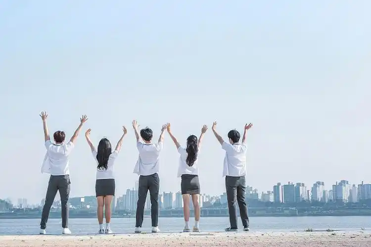 少年,校服,微笑,灿烂的表情,高中生图片下载