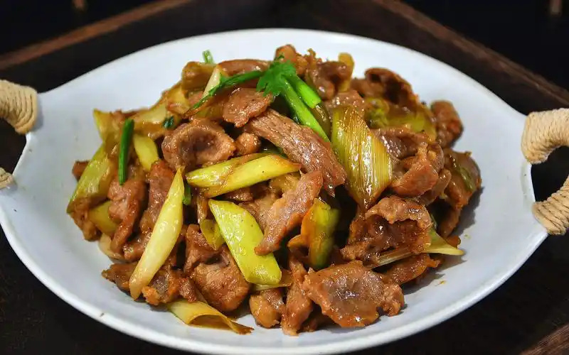 厨师长教你酒店版"葱爆羊肉"的做法!羊肉细嫩没膻味,贼拉香