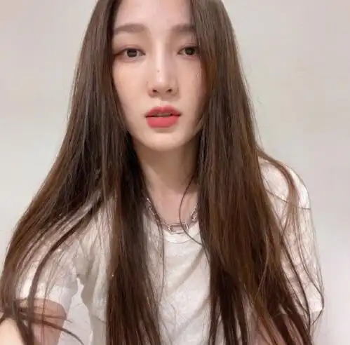 孟佳晒长发怼脸自拍笑侃撞脸夜华