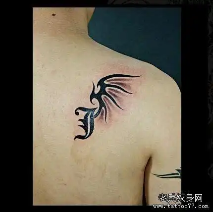 男性背部个性翅膀图腾纹身图案