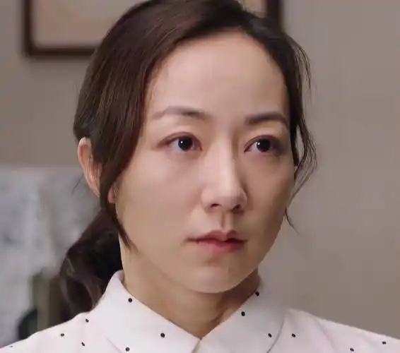 《运河边的人们》韩雪素颜出镜超美,抛开女强人滤镜,更接地气了_薛汉