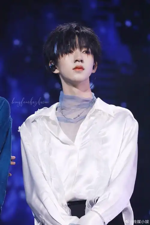 贺峻霖的每组舞台图都很有那个氛围感和故事感!