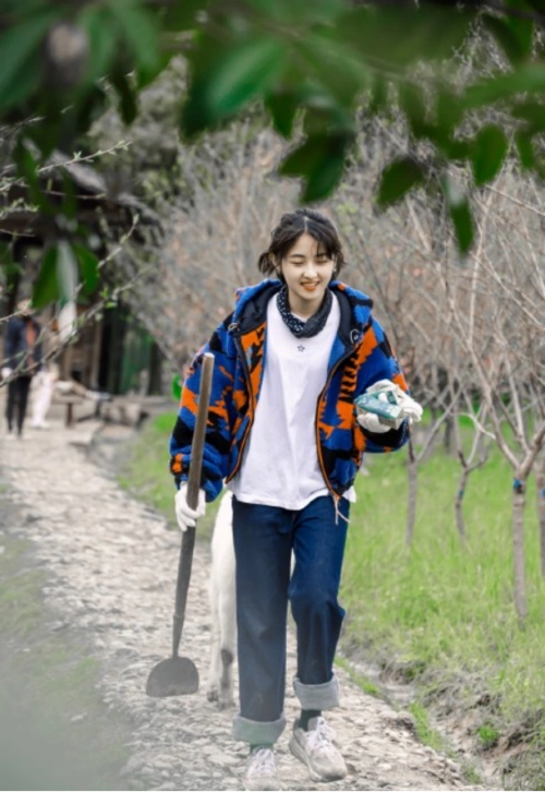 00后张子枫棒球服造型曝光白衬衫配藏蓝半裙腰身比例真好