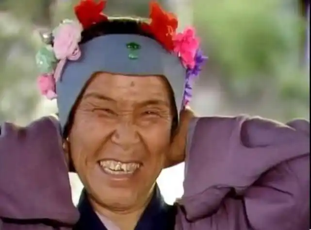 75岁刘姥姥厚脸"讨食",头上插花,走路摔跤,贾母:迟早会富!