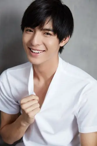 王皓轩白衣写真简约大方 阳光男孩与冷峻少年的反差cut-娱乐频道