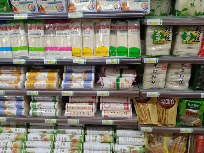 食品区商品摆放不整齐不丰满,已整改未扣分.