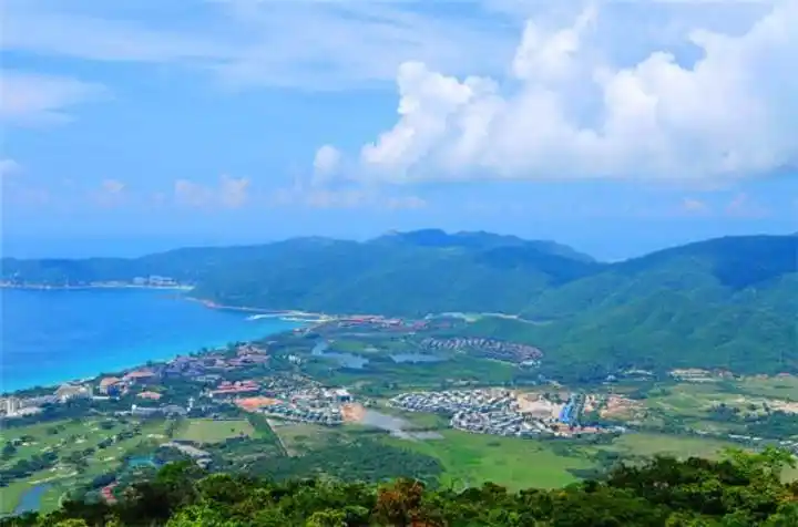 亚龙湾热带天堂森林公园位于中国唯一的热带滨海城市海南省三亚市亚龙