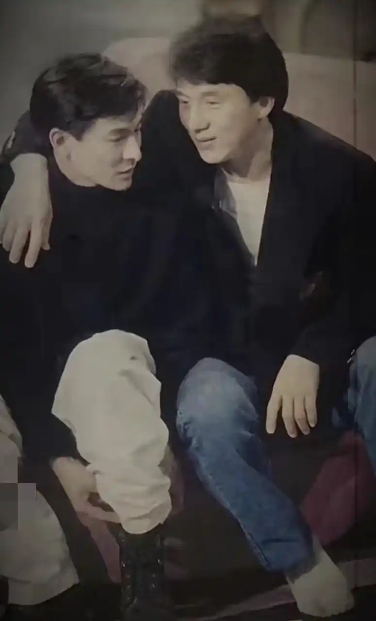 成龙,刘德华合影照  这辈子只崇拜的两位男艺人  一个用心做人做事,一