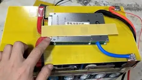 拆两个汽车模组,组装成48v锂电池,两轮电动车可以跑好几百公里