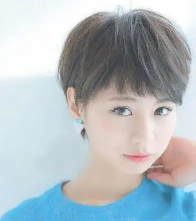 车秀贤的短发就很有层次感,首先是从耳后到脖子,是逐渐变短的.