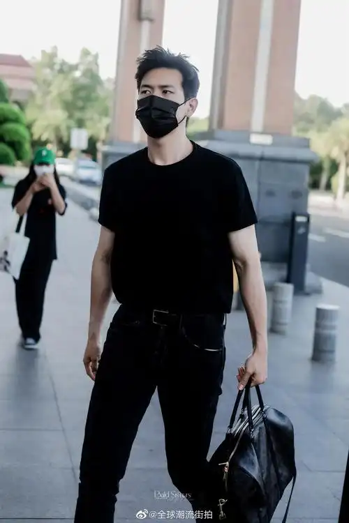 李现最新机场私服更新短袖黑t搭配直筒牛仔裤