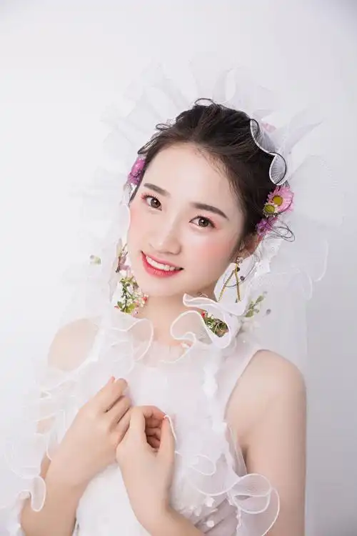 甜甜化妆造型师的化妆造型作品《简单新娘飞发》