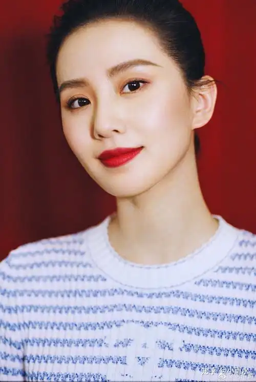 7815章子怡章子怡,三庭五眼超级端正,面部有一定骨骼感,气质端正
