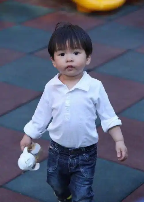 张庭晒小儿子成长照,深情发文:因为你,快乐一直都在_安东尼_小萌_小