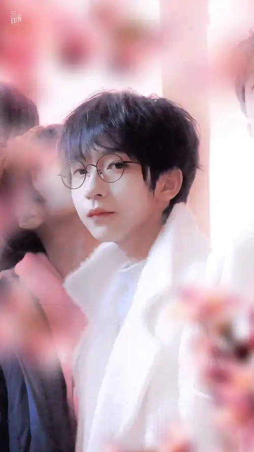 贺峻霖[超话]# #贺峻霖 十八长翎破青空#.