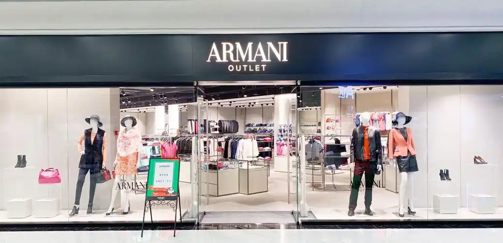 阿玛尼专柜:女装,包,鞋子,围巾,帽子等配饰的运用