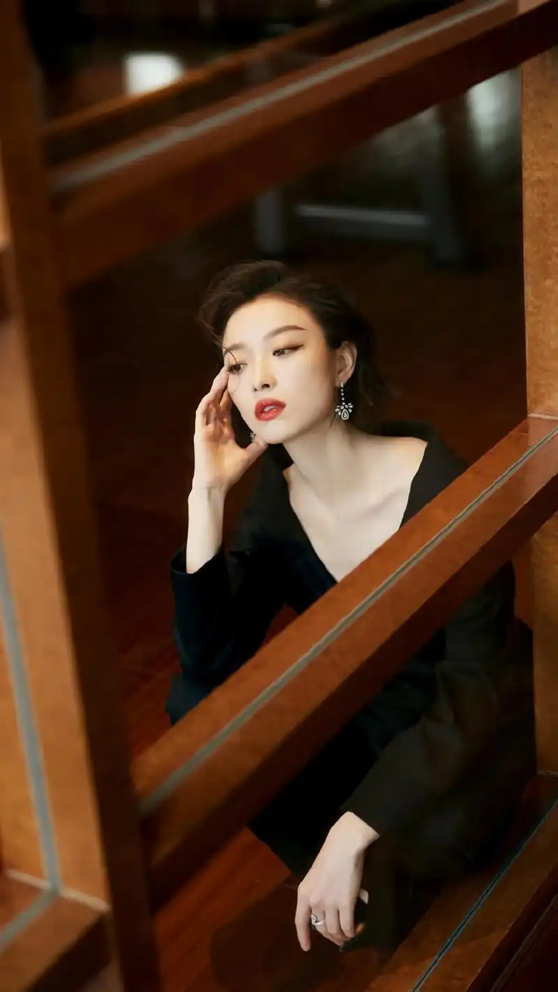 倪妮性感黑色深v上衣诱人写真