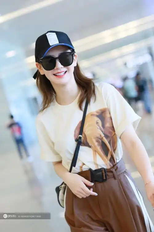 戚薇现身一路甜笑超亲民雪肤红唇一如既往