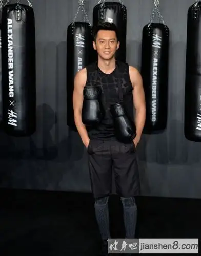 李晨肌肉照,李晨微博秀肌肉,胸肌中缝明显