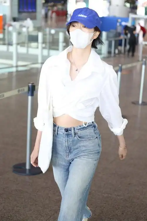 童瑶露腰白衬衫搭配牛仔裤造型青春活力温柔清新